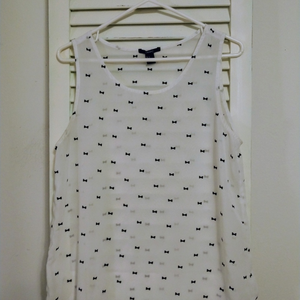 Forever 21 white top with bowtie design